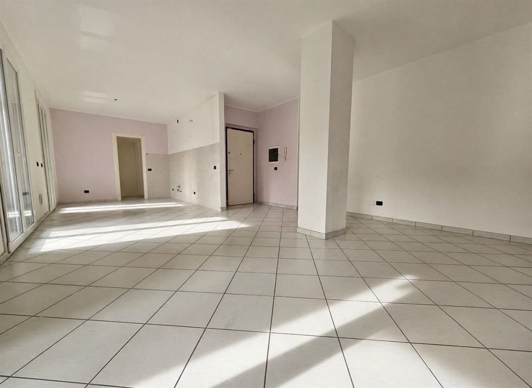 Ampio trilocale con doppi servizi e posti auto